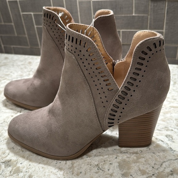 NEW~TAUPE~LASER CUT TRIM~V-CUT SIDES~3 1/2” STACKED HEELS~ CUSHIONED FOOTBED~BR - Picture 4 of 13